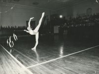 Gimnastyka - solistka w układzie ze wstążką